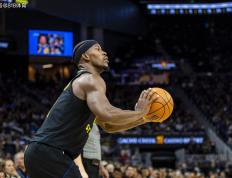 九游娱乐-巴特勒回归赛场，突破纪录首场状态亮眼，公牛观众沸腾！的简单介绍