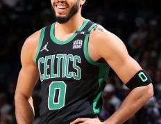 九游体育- 重返赛场引发热议！，塔图姆在法国队比赛中比赛局势复杂上演精彩一战