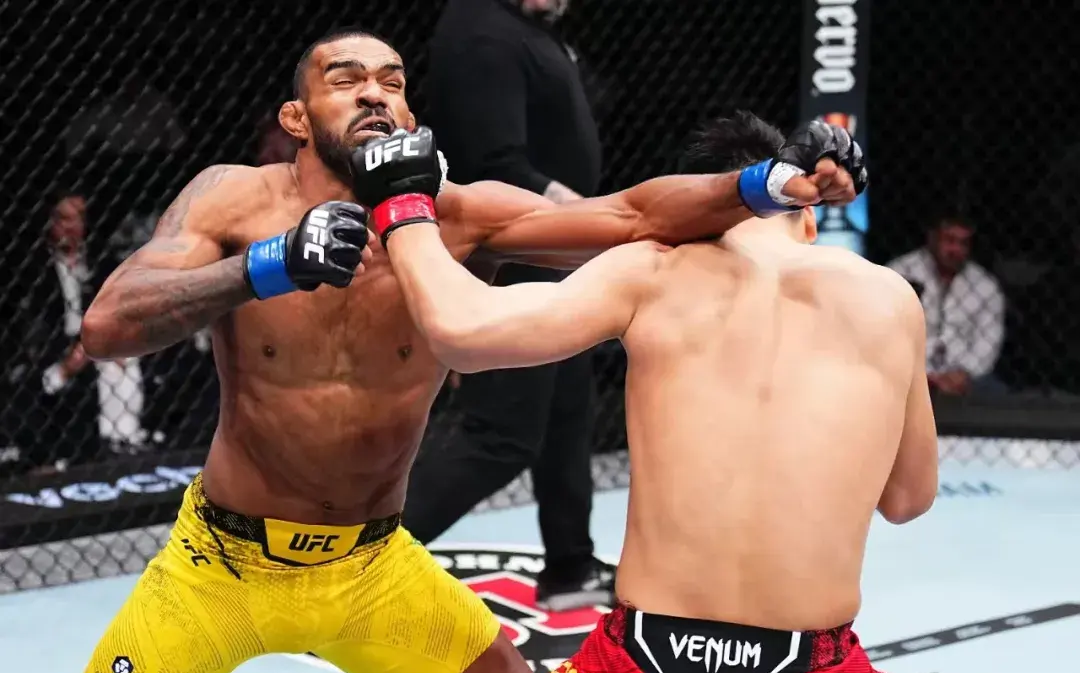 九游娱乐-UFC半决赛，雪域海豚队与庐州铁骑队鏖战，VAR改判成焦点！赛场纪律更严谨的简单介绍
