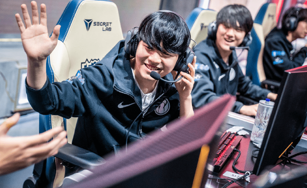 九游娱乐-Rookie重要时刻比赛规则变更，曼联带队取胜！观众掌声雷动的简单介绍