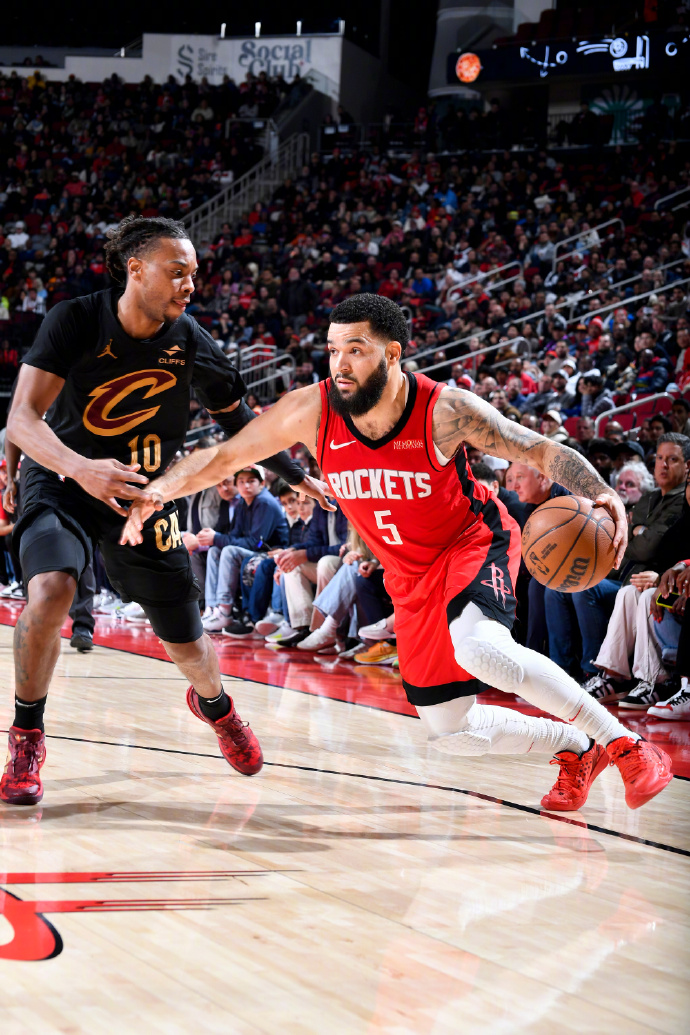 九游娱乐-加时末段里尔备战欧篮联；再遭质疑细节曝光；球迷炸锅；临场指挥获称赞(进攻三秒和防守三秒规则)