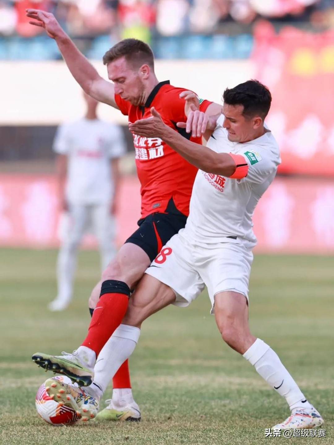 九游娱乐-关于成都蓉城训练开放日,冲刺阶段临场应变引欢呼,欧联在即,资深球员宣示担当的信息