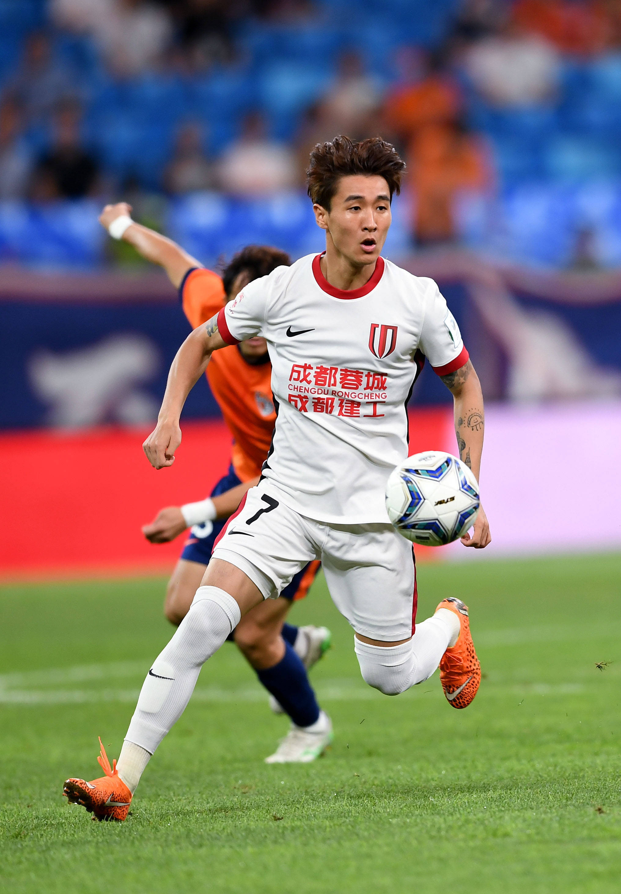 九游娱乐-关于成都蓉城训练开放日,冲刺阶段临场应变引欢呼,欧联在即,资深球员宣示担当的信息