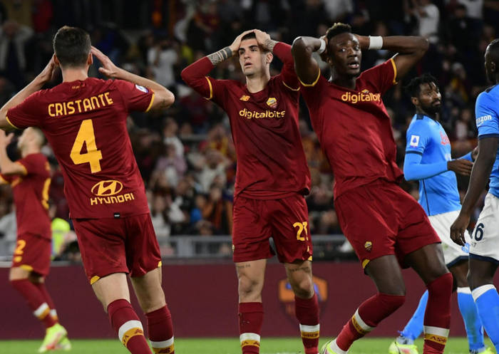 九游娱乐- 冲刺阶段体能课后；斯图加特主帅复盘备战意甲；态度坚定；身体对抗强度拉满