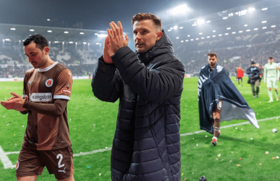 九游体育-西汉姆迎德甲关键赛；赛前队长鼓劲；态度坚定；年轻球员得到机会的简单介绍